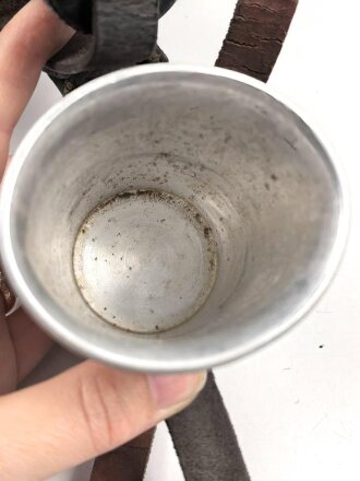 Labeflasche Wehrmacht für Sanitätspersonal. Getragenes Stück mit dem richtigen Trageriemen, dieser urprünglich nicht zugehörig. Leder zum Teil trocken