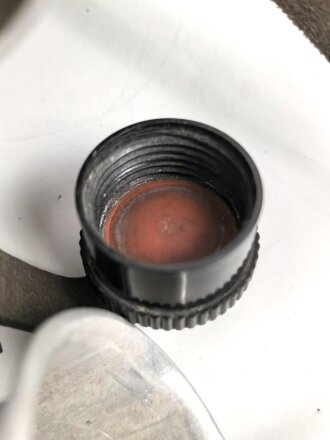 Labeflasche Wehrmacht für Sanitätspersonal. Getragenes Stück mit dem richtigen Trageriemen, dieser urprünglich nicht zugehörig. Leder zum Teil trocken