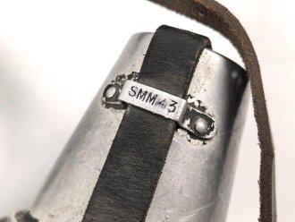 Labeflasche Wehrmacht für Sanitätspersonal. Getragenes Stück mit dem richtigen Trageriemen, dieser urprünglich nicht zugehörig. Leder zum Teil trocken