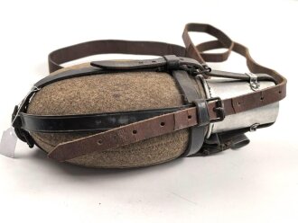 Labeflasche Wehrmacht für Sanitätspersonal. Getragenes Stück mit dem richtigen Trageriemen, dieser urprünglich nicht zugehörig. Leder zum Teil trocken