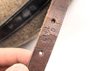 Labeflasche Wehrmacht für Sanitätspersonal. Getragenes Stück mit dem richtigen Trageriemen, dieser urprünglich nicht zugehörig. Leder zum Teil trocken
