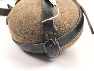Labeflasche Wehrmacht für Sanitätspersonal. Getragenes Stück mit dem richtigen Trageriemen, dieser urprünglich nicht zugehörig. Leder zum Teil trocken