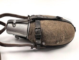 Labeflasche Wehrmacht für Sanitätspersonal. Getragenes Stück mit dem richtigen Trageriemen, dieser urprünglich nicht zugehörig. Leder zum Teil trocken