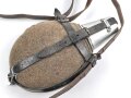 Labeflasche Wehrmacht für Sanitätspersonal. Getragenes Stück mit dem richtigen Trageriemen, dieser urprünglich nicht zugehörig. Leder zum Teil trocken