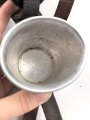 Labeflasche Wehrmacht für Sanitätspersonal. Getragenes Stück mit dem richtigen Trageriemen, dieser urprünglich nicht zugehörig. Leder zum Teil trocken