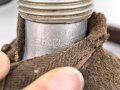 Labeflasche Wehrmacht für Sanitätspersonal. Getragenes Stück mit dem richtigen Trageriemen, dieser urprünglich nicht zugehörig. Leder zum Teil trocken