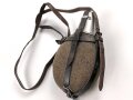 Labeflasche Wehrmacht für Sanitätspersonal. Getragenes Stück mit dem richtigen Trageriemen, dieser urprünglich nicht zugehörig. Leder zum Teil trocken