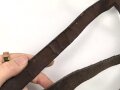 Labeflasche Wehrmacht für Sanitätspersonal. Getragenes Stück mit dem richtigen Trageriemen, dieser urprünglich nicht zugehörig. Leder zum Teil trocken