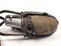 Labeflasche Wehrmacht für Sanitätspersonal. Getragenes Stück mit dem richtigen Trageriemen, dieser urprünglich nicht zugehörig. Leder zum Teil trocken