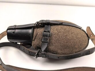 Labeflasche Wehrmacht für Sanitätspersonal. Getragenes Stück in recht gutem Zustand, eingestaubt