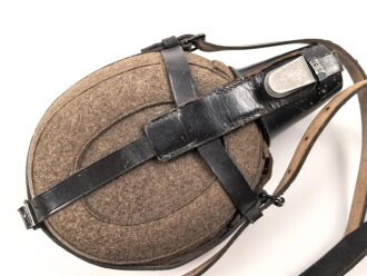 Labeflasche Wehrmacht für Sanitätspersonal. Getragenes Stück in recht gutem Zustand, eingestaubt