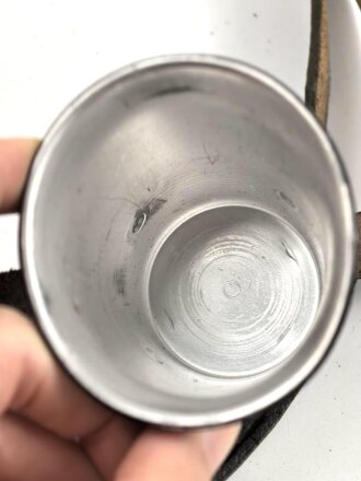 Labeflasche Wehrmacht für Sanitätspersonal. Getragenes Stück in recht gutem Zustand, eingestaubt
