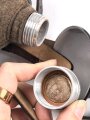 Labeflasche Wehrmacht für Sanitätspersonal. Getragenes Stück in recht gutem Zustand, eingestaubt