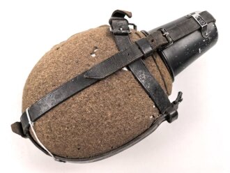 Labeflasche Wehrmacht für Sanitätspersonal. Getragenes Stück mit Mottenschäden, Trageriemen fehlt