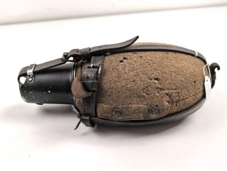 Labeflasche Wehrmacht für Sanitätspersonal. Getragenes Stück mit Mottenschäden, Trageriemen fehlt