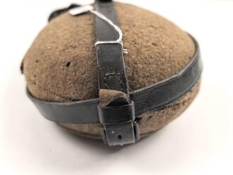 Labeflasche Wehrmacht für Sanitätspersonal. Getragenes Stück mit Mottenschäden, Trageriemen fehlt