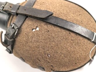 Labeflasche Wehrmacht für Sanitätspersonal. Getragenes Stück mit Mottenschäden, Trageriemen fehlt