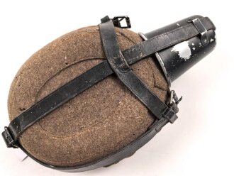 Labeflasche Wehrmacht für Sanitätspersonal. Getragenes Stück mit Mottenschäden, Trageriemen fehlt