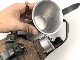 Labeflasche Wehrmacht für Sanitätspersonal. Getragenes Stück mit Mottenschäden, Trageriemen fehlt
