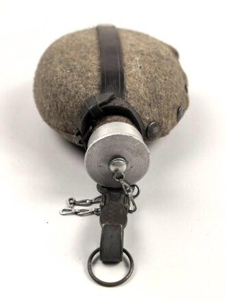 Feldflasche für eine Helferin der Wehrmacht. Getragenes Stück