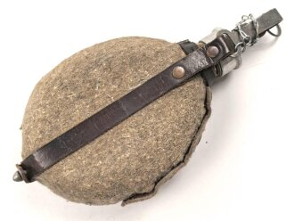 Feldflasche für eine Helferin der Wehrmacht. Getragenes Stück