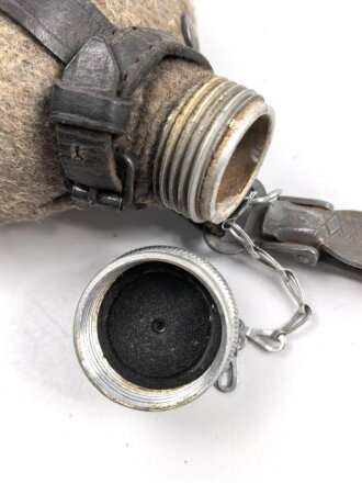 Feldflasche für eine Helferin der Wehrmacht. Getragenes Stück