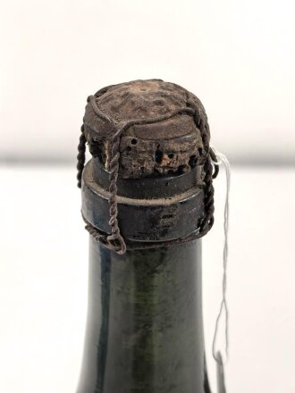 Leere Flasche " Eugene Clique Epernay" Wehrmachts Marketenderware. Ungereinigtes Stück