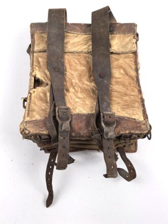 1.Weltkrieg Tornister , datiert 1915. Ungereinigter Fundzustand, Leder zum Teil trocken