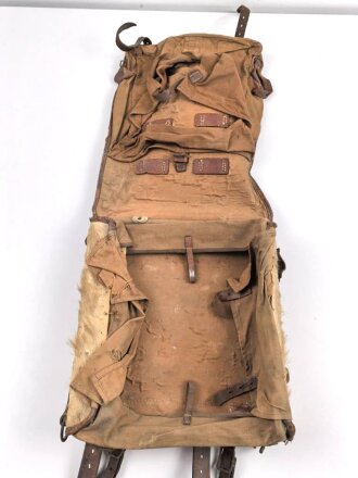 1.Weltkrieg Tornister , datiert 1915. Ungereinigter Fundzustand, Leder zum Teil trocken