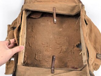 1.Weltkrieg Tornister , datiert 1915. Ungereinigter Fundzustand, Leder zum Teil trocken