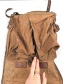 1.Weltkrieg Tornister , datiert 1915. Ungereinigter Fundzustand, Leder zum Teil trocken