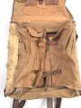 1.Weltkrieg Tornister , datiert 1915. Ungereinigter Fundzustand, Leder zum Teil trocken