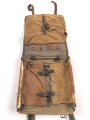 Tornister aus den 1930/40iger Jahren. Ungereinigter Fundzustand, mit sovietrussischen Tornister Trageriemen versehen