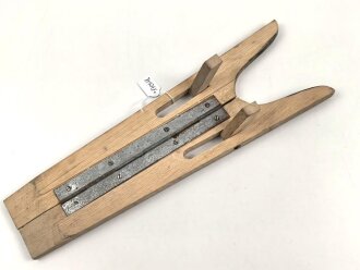 Hölzerner Stiefelknecht aus den 1930/40iger Jahren in gutem Zustand. Faltbare Ausführung