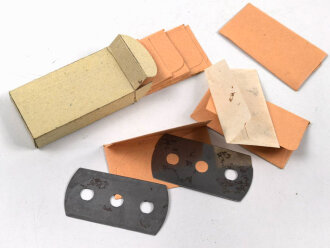 Neun Rasierklingen in Verpackung. Keinerlei Beschriftung. Sie erhalten einen ( 1 ) Pack aus der originalen Umverpackung , diese ebenfalls ohne Beschriftung