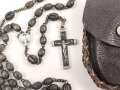 Rosenkranz mit Kreuz in kleinerm Lederetui
