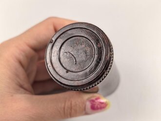 Rasierseifenbehälter aus rotbrauner Preßmasse. Höhe 8,5cm
