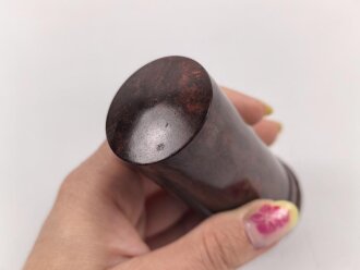 Rasierseifenbehälter aus rotbrauner Preßmasse. Höhe 8,5cm