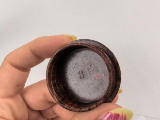 Rasierseifenbehälter aus rotbrauner Preßmasse. Höhe 8,5cm