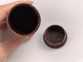 Rasierseifenbehälter aus rotbrauner Preßmasse. Höhe 8,5cm