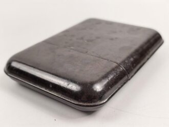 Zigarrenbehälter aus rotbrauner Preßmasse. Höhe 13cm, im Deckel " Ges. Gesch."