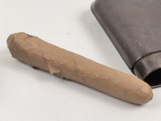 Zigarrenbehälter aus rotbrauner Preßmasse. Höhe 13cm, im Deckel " Ges. Gesch."