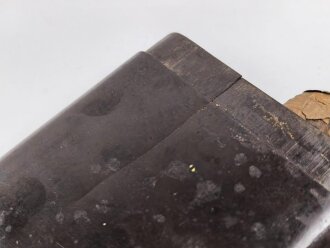 Zigarrenbehälter aus rotbrauner Preßmasse. Höhe 13cm, im Deckel " Ges. Gesch."