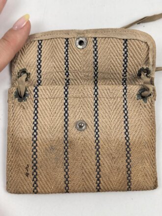 Tasche für eine Erkennungsmarke, getragenes Stück