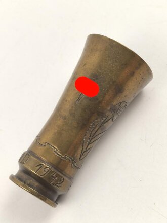 Schnapsbecher gefertigt aus 2cm Messinghülse. Höhe etwa 8cm. Eingraviert Russland 1942 sowie "SS" Runen