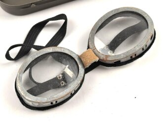Schutzbrille Wehrmacht. Eiserner Rahmen mit Glas, in Blechetui, dieses original lackiert