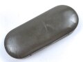 Schutzbrille Wehrmacht. Eiserner Rahmen mit Glas, in Blechetui, dieses original lackiert