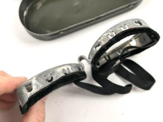 Schutzbrille Wehrmacht. Eiserner Rahmen mit Glas, in Blechetui, dieses original lackiert