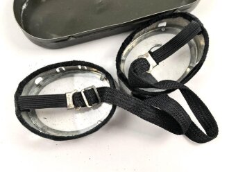 Schutzbrille Wehrmacht. Eiserner Rahmen mit Glas, in Blechetui, dieses original lackiert