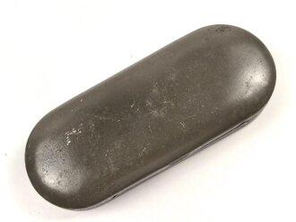 Schutzbrille Wehrmacht. Eiserner Rahmen mit Glas, in Blechetui, dieses original lackiert